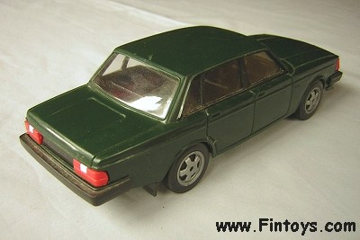 Volvo_240_DarkGreen_bn.jpg (27047 bytes)